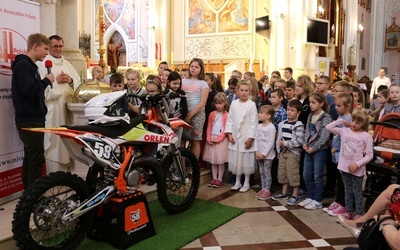 Podczas Mszy św. został poświęcony motocykl radomianina Wojciecha Kucharczyka, mistrza w motocrossie. Obok ks. Marian Midura