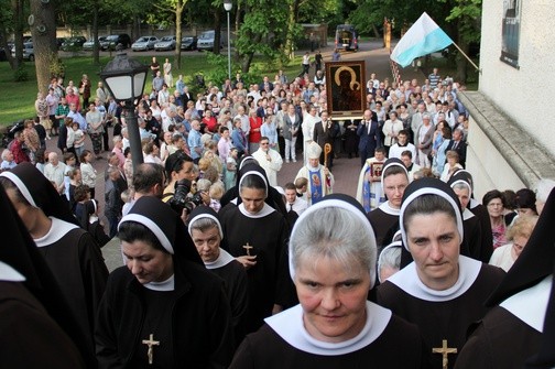 Powitać Maryję w jej cudownym wizerunku przyszły licznie siostry felicjanki, posługujące w parafii.