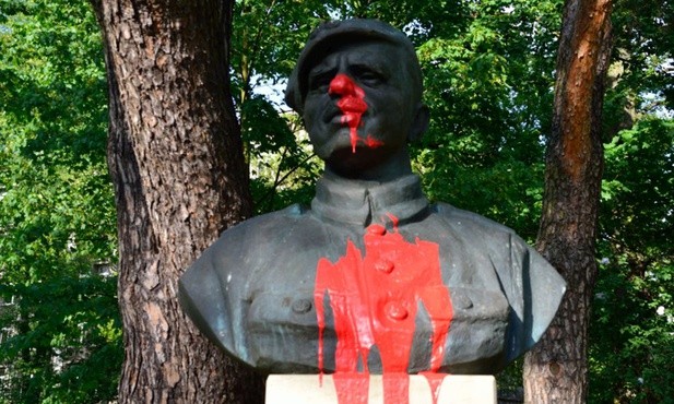 Zdewastowano popiersie majora "Łupaszki"
