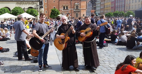 Gitarowy rekord Guinnessa pobity. Pomogli franciszkanie!