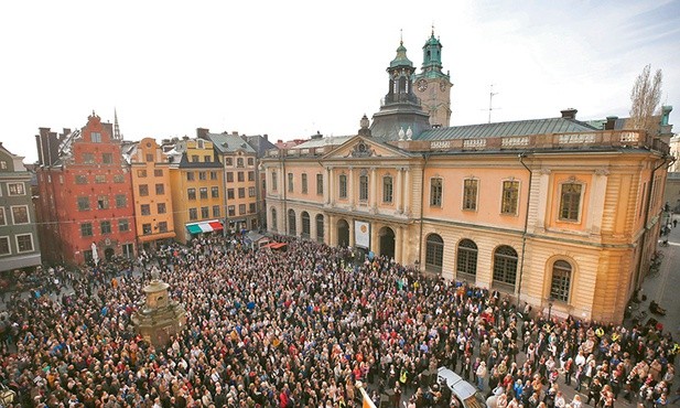 Przed budynkiem Starej Giełdy, gdzie raz w tygodniu obraduje Szwedzka Akademia,  19 kwietnia demonstrowały tłumy mieszkańców Sztokholmu.