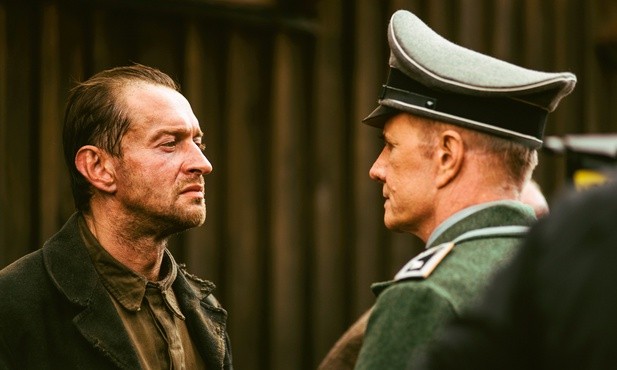 Konstantin Chabienski jako Aleksandr Pieczerski, przywódca buntu, i Christopher Lambert w roli SS-mana Karla Frenzela.