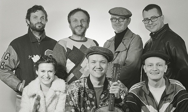 Warszawskie Combo Taneczne w składzie  (od lewej): Wojtek Traczyk, Tomasz Duda, Lesław Matecki, Sebastian Jastrzębski, Anna Bojara, Jan Młynarski,  Piotr Zabrodzki.