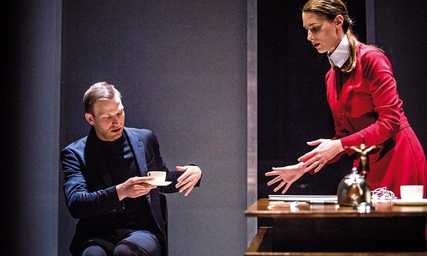 Atutem spektaklu  jest świetna gra.  Na zdjęciu – Michał Rolnicki (ks. Flynn)  i Karolina Kuklińska  (siostra Jane).