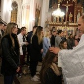 Gest nakładania rąk jest znakiem udzielenia darów Ducha Świętego