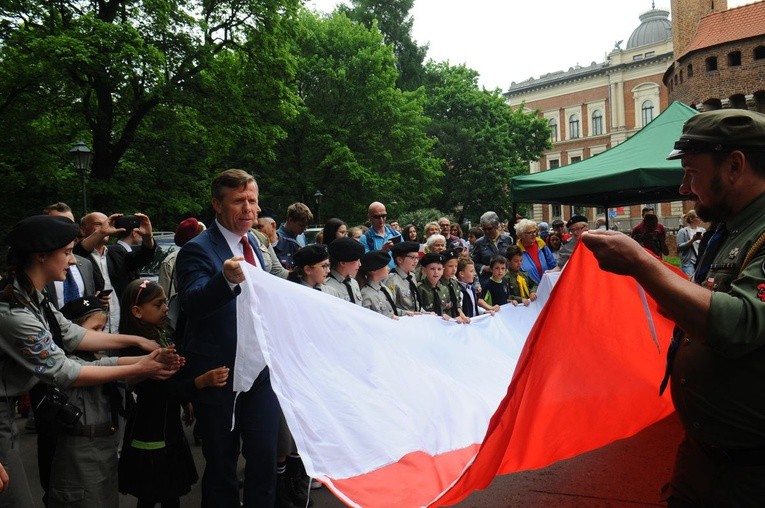 Bicie rekordu długości flagi narodowej Kraków 2018 - cz. 1