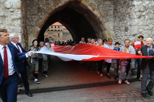 Bicie rekordu długości flagi narodowej Kraków 2018 - cz. 1