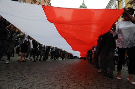 Bicie rekordu długości flagi narodowej Kraków 2018 - cz. 1