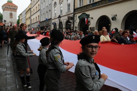 Bicie rekordu długości flagi narodowej Kraków 2018 - cz. 1