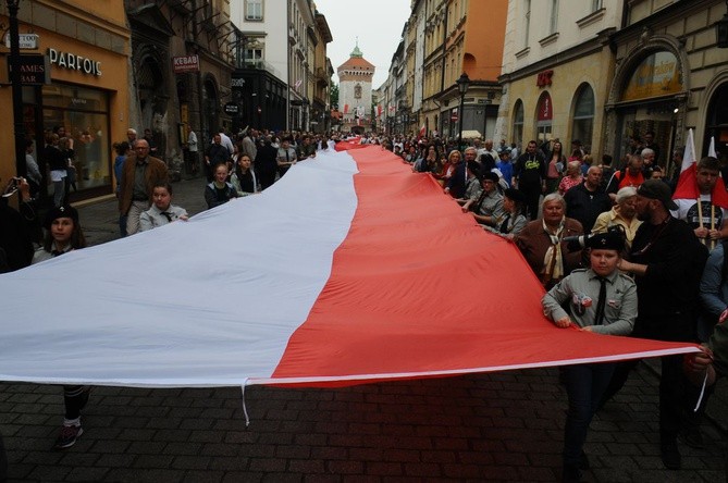 Bicie rekordu długości flagi narodowej Kraków 2018 - cz. 1