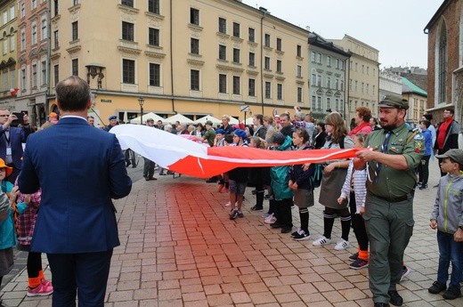 Bicie rekordu długości flagi narodowej Kraków 2018 - cz. 1