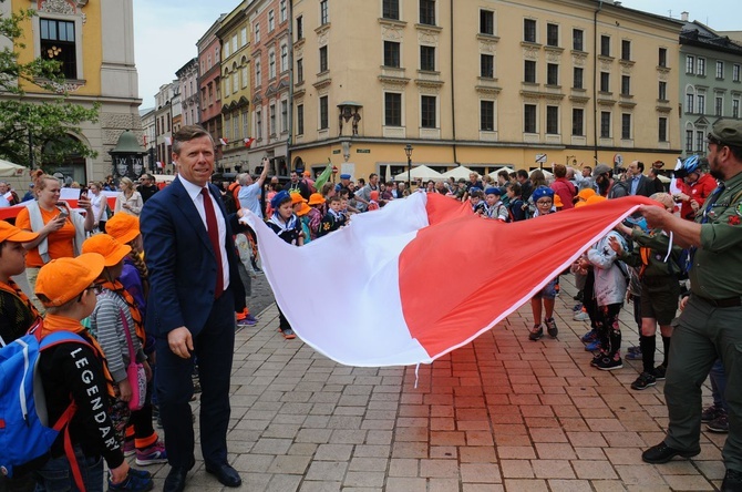 Bicie rekordu długości flagi narodowej Kraków 2018 - cz. 1