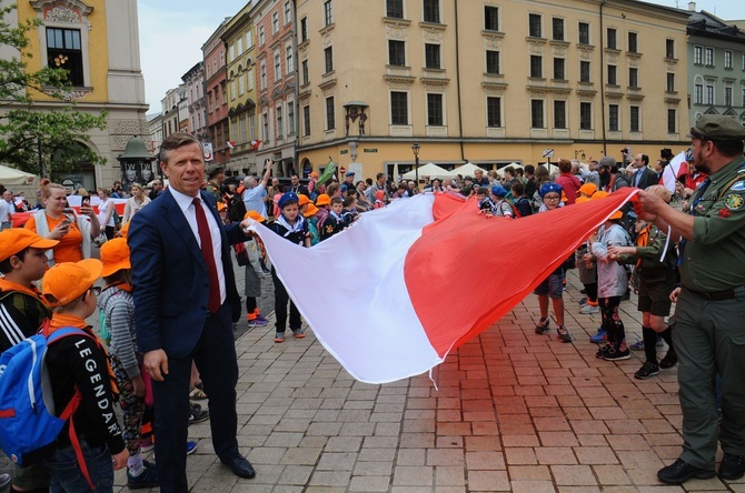 Bicie rekordu długości flagi narodowej Kraków 2018 - cz. 1