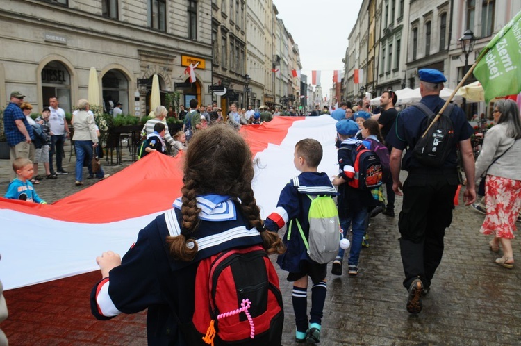 Bicie rekordu długości flagi narodowej Kraków 2018 - cz. 1