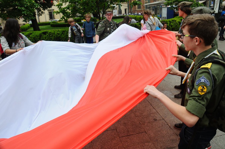 Bicie rekordu długości flagi narodowej Kraków 2018 - cz. 1