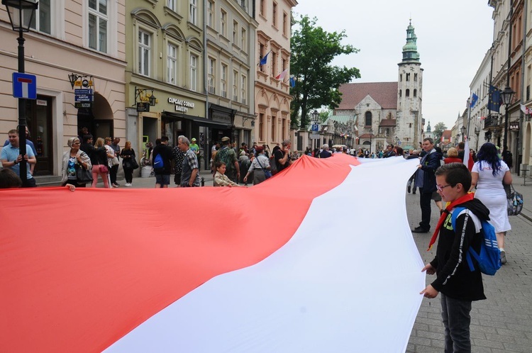 Bicie rekordu długości flagi narodowej Kraków 2018 - cz. 1