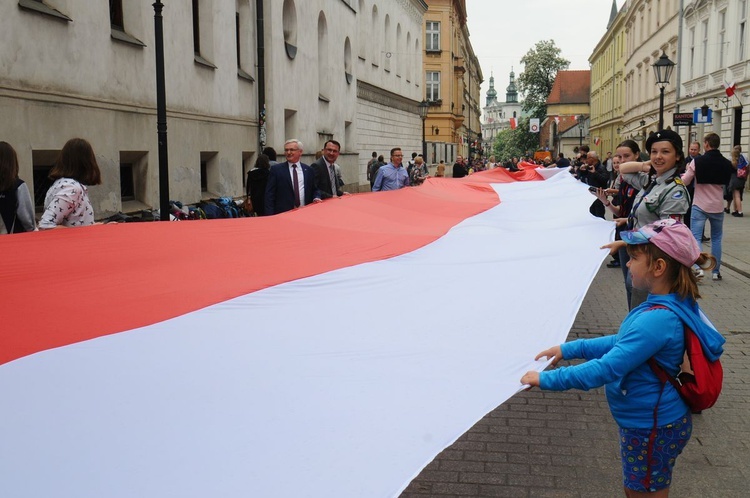 Bicie rekordu długości flagi narodowej Kraków 2018 - cz. 1