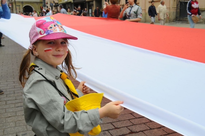 Bicie rekordu długości flagi narodowej Kraków 2018 - cz. 1