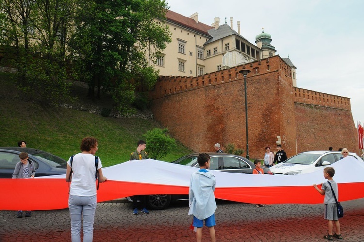 Bicie rekordu długości flagi narodowej Kraków 2018 - cz. 1