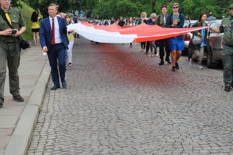 Bicie rekordu długości flagi narodowej Kraków 2018 - cz. 1