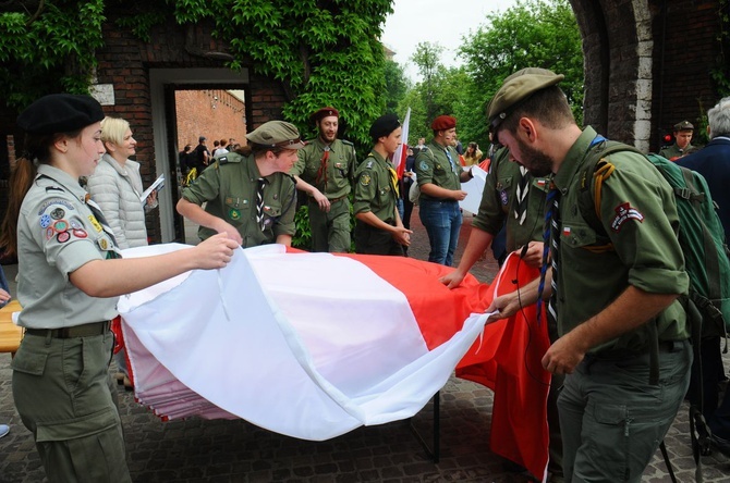 Bicie rekordu długości flagi narodowej Kraków 2018 - cz. 1