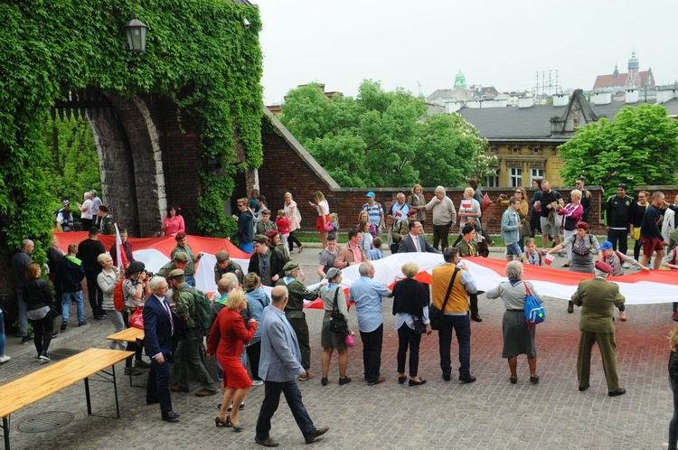 Bicie rekordu długości flagi narodowej Kraków 2018 - cz. 1