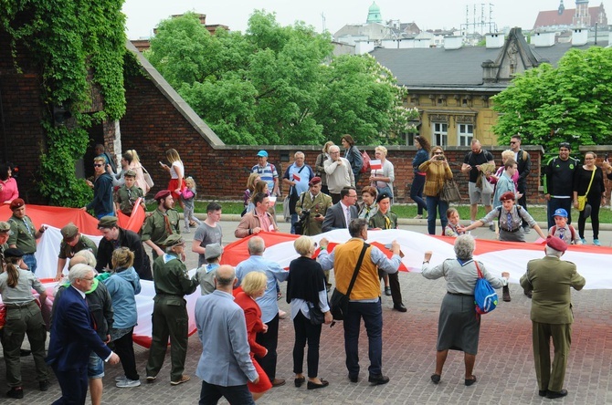 Bicie rekordu długości flagi narodowej Kraków 2018 - cz. 1