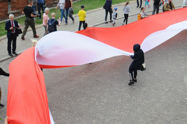 Bicie rekordu długości flagi narodowej Kraków 2018 - cz. 1