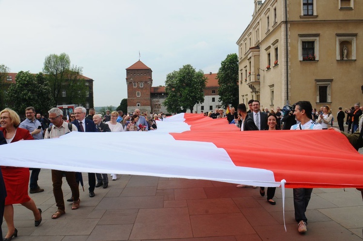 Bicie rekordu długości flagi narodowej Kraków 2018 - cz. 1