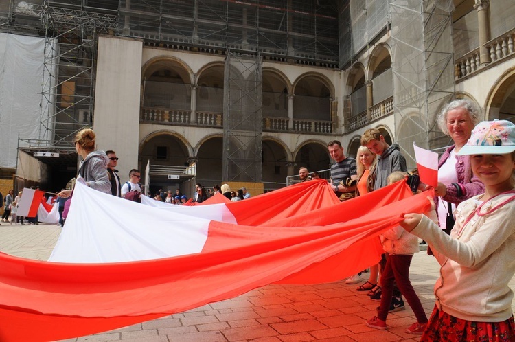 Bicie rekordu długości flagi narodowej Kraków 2018 - cz. 1