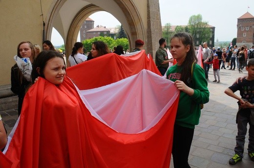 Bicie rekordu długości flagi narodowej Kraków 2018 - cz. 1