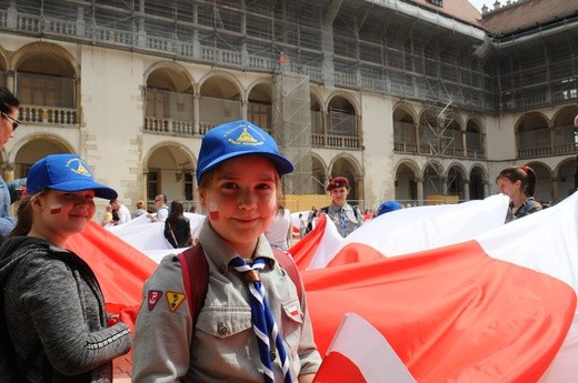 Bicie rekordu długości flagi narodowej Kraków 2018 - cz. 1