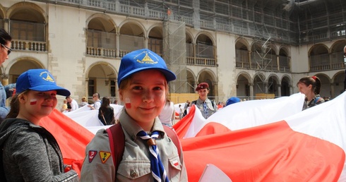 Bicie rekordu długości flagi narodowej Kraków 2018 - cz. 1