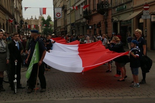 Bicie rekordu długości flagi narodowej Kraków 2018 - cz. 2