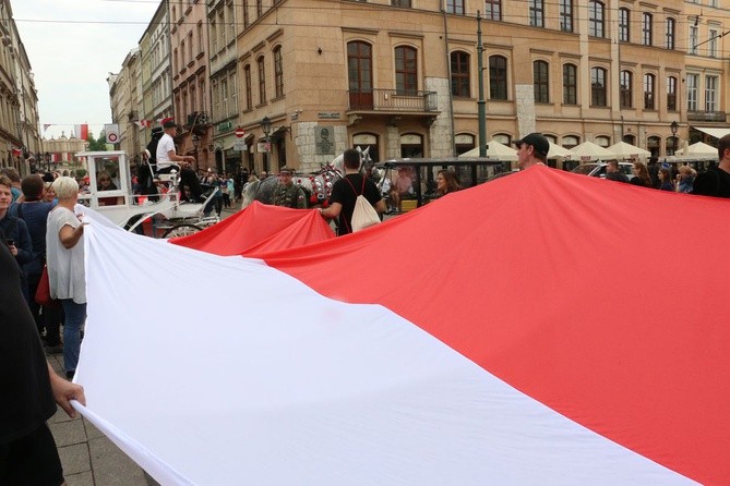 Bicie rekordu długości flagi narodowej Kraków 2018 - cz. 2