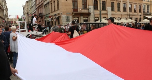 Bicie rekordu długości flagi narodowej Kraków 2018 - cz. 2