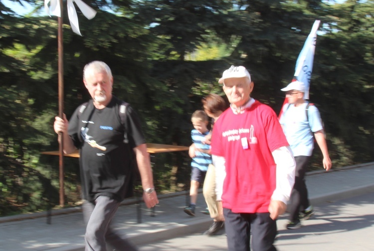 Poświęcenie witraża św. Faustyny w kościele w Nidku