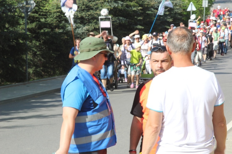 Poświęcenie witraża św. Faustyny w kościele w Nidku