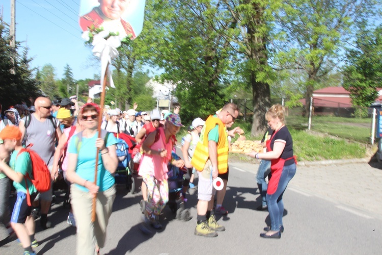 Poświęcenie witraża św. Faustyny w kościele w Nidku