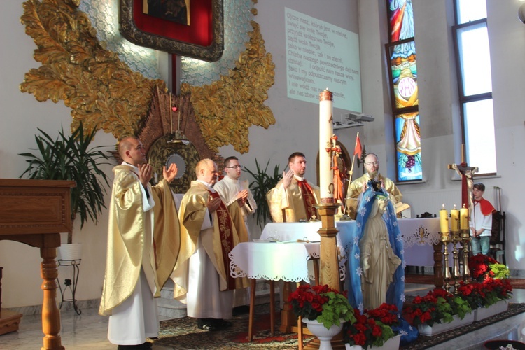 Poświęcenie witraża św. Faustyny w kościele w Nidku