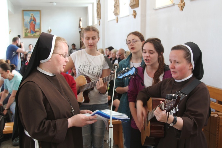 Poświęcenie witraża św. Faustyny w kościele w Nidku