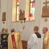 Poświęcenie witraża św. Faustyny w kościele w Nidku