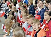 Narodowe barwy w rękach najmłodszych przed ratuszem w Płońsku