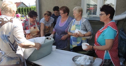 Tomickie gopspodynie od rana uwijały się przy 400 litrach żurku