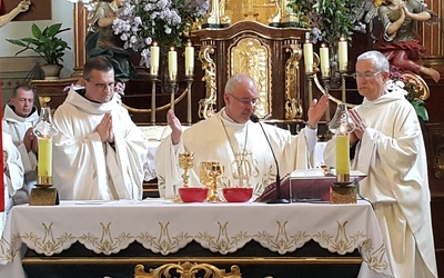 Pierwsza Msza o. Michała. W środku bp. Rudolf Pierskała, z prawej założyciel wspólnoty w Biskupowie o. Ludwik Mycielski OSB