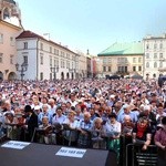 Rozdawali czapki krakowskie