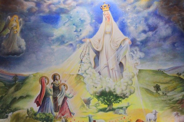 Maryja podająca różaniec i ucząca dzieci fatimskie modlitwy