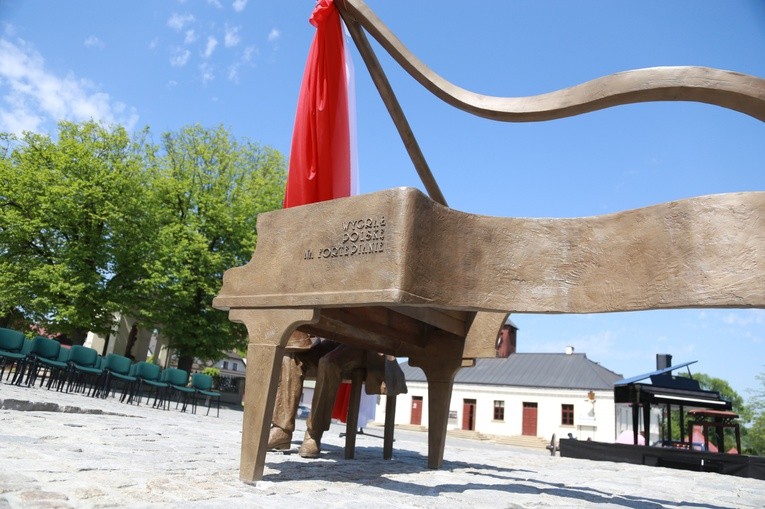 Pomnik Paderewskiego w Ciężkowicach