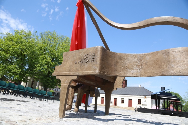 Pomnik Paderewskiego w Ciężkowicach