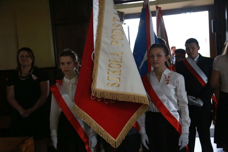 Sztandar dla szkoły w Żbikowicach
